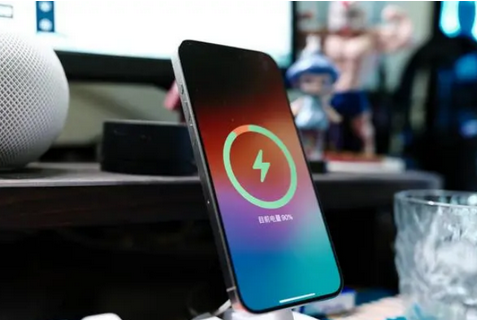 兴化苹果15换屏服务分享用什么充电器给iPhone15充电更好 